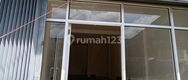 Booth 1 Busy Floor SHM Main Road Sako 1