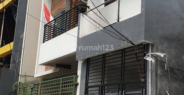 Rumah 2.5 lantai  strategis dekat jalan gajahmada  1