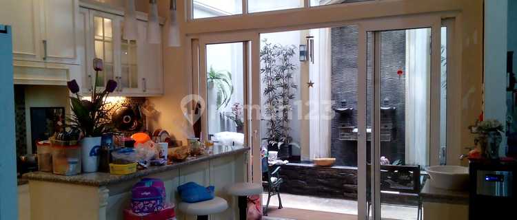 Rumah bagus semi furnished 31/2 lantai di perumahan daan mogot baru 1