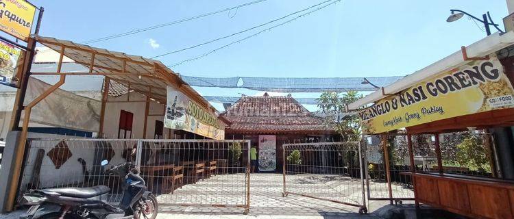 Ruang usaha bentuk Rumah Joglo pinggir Jalan Adi Sumarmo 1