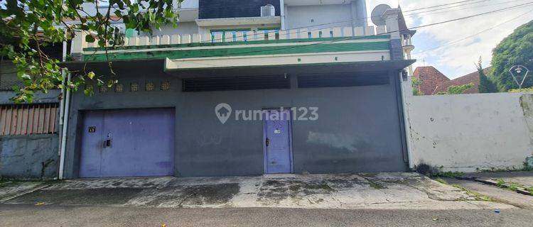 Rumah strategis hitung tanah di pinggir Jalan Ahmad Yani, Solo 1