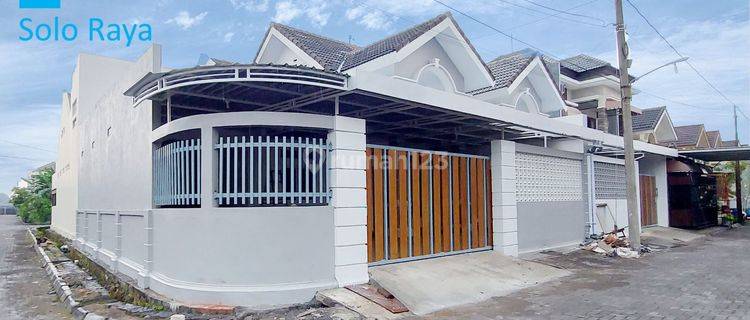 Rumah bagus siap huni di cluster elit di pusat kota Solo Baru 1