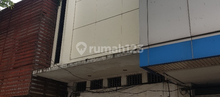 Strategic 3.5-Story Shophouse on Slamet Riyadi Street, Solo 1