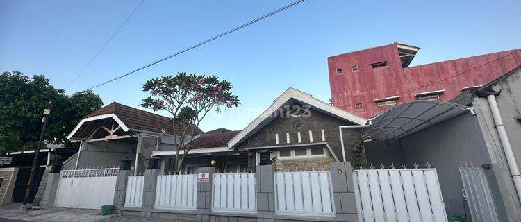 Rumah bagus semi furnish tengah kota 1