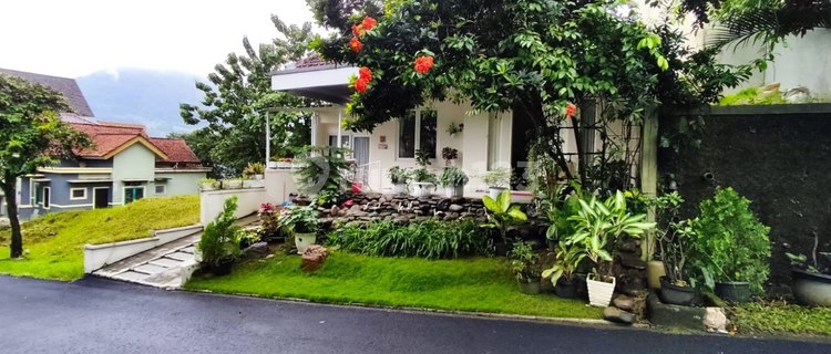 Beautiful House In Sentul View With Stunning Mountain Scenery, Lush and Serene 1