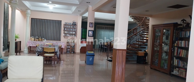 Very Spacious, Hook, Main Road, Can Live and Run a Business in a Busy Area! 1