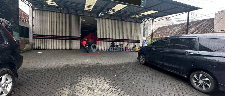 FOR RENT Ruang usaha luas di pinggir jalan poros Kota Malang. Cocok untuk bisnis siap digunakan. 

Selling points: 
Pinggir jalan poros kota Malang
Kawasan ramai 
Ruangan luas cocok untuk dibangun gym 
Cocok untuk showroom mobil atau lainnya
Bisa digunaka 1