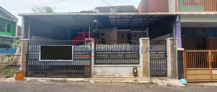 FOR SALE Rumah kondisi bagus, terawat, lokasi strategis dengan harga terjangkau. Berada di tengah kota Malang, dekat sekolah, perbelanjaan dan lain-lain. 

Selling points:
Jalan depan cukup 2 mobil
Lokasi strategis
Rumah bersih terawat 
Halaman depan luas 1