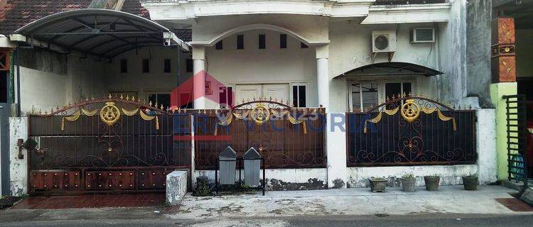 Rumah Dijual Di Griya Intan Asri, Dermo, Mojoroto, Kota Kediri. Di Depan Rumah Ada Arena Bermain Anak. 500 Meter Dari Pintu Masuk Kompek Perumahan. Ada Kamar Mandi Dalam Dan Gudang, 700 Meter Ke Pabrik Gula Meritjen 1