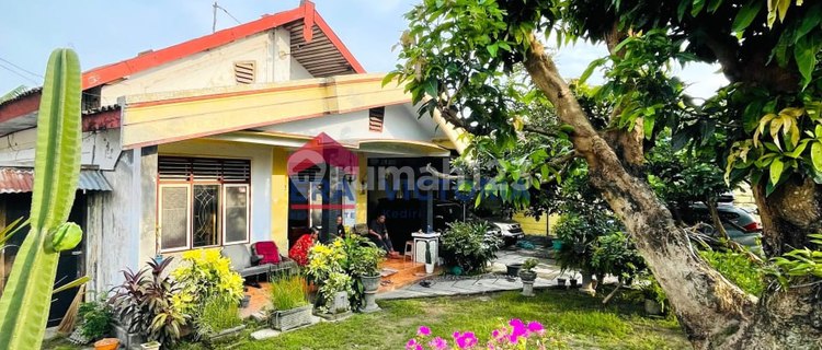 For Sale: Charming Residential House in Pare, Kediri Regency with Rural Mountain and Rice Field Views. Strategic Location with a Spacious Garden, Fish Pond, Garden, Backyard Garden. Close to Corah Pare Tourism, 5 Minutes to Pare Square, 30 Minutes to Dhoho Kediri Airport. 1