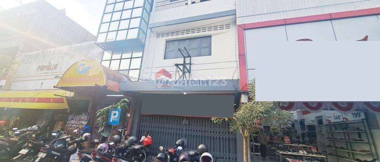 DISEWAKAN Ruko 3 Lantai Full Bangunan di Daerah Pasar Besar Ruko Sangat Luas, Cocok untuk Usaha Toko/Showroom/Resto Berada di Pusat Kota Dekat Alun-Alun Kota Malang, Kayu Tangan  1