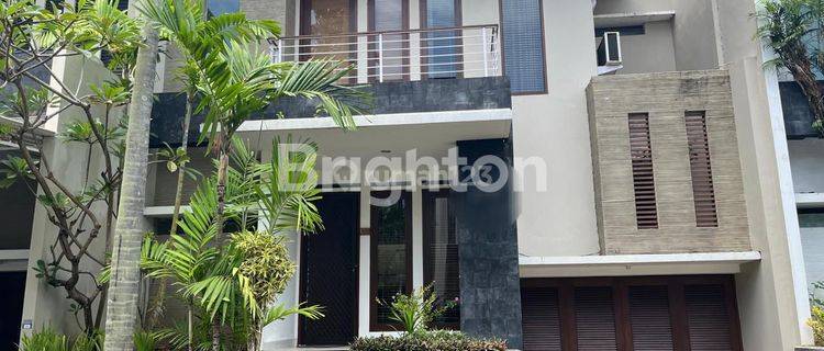 RUMAH MEWAH SEMI FURNISH DUA LANTAI ONE GATE SYSTEM DEKAT PANTAI KUTA  1