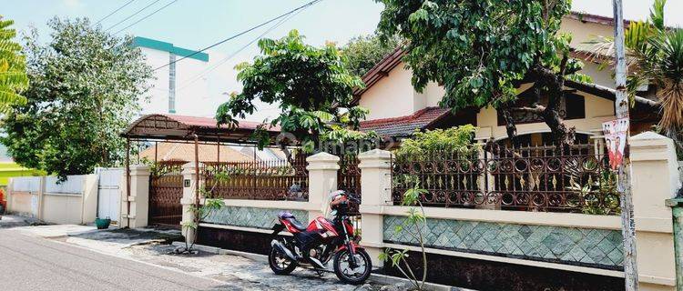 Rumah dengan Tanah Luas Tengah Kota Solo 1