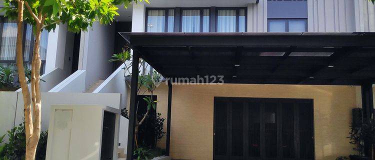 Dijual Rumah 3 Lantai Bagus SHM Hadap Utara di Navapark 1