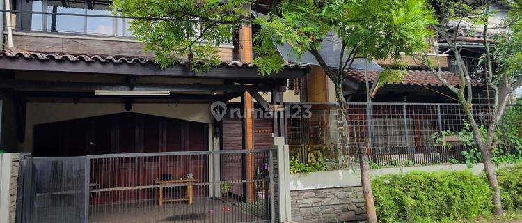 Rumah 2 Lantai Terawat dan Bagus di Turangga 1