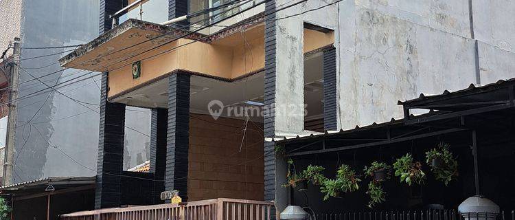 Rumah Shm 2,5 Lantai Jual Cepat 1