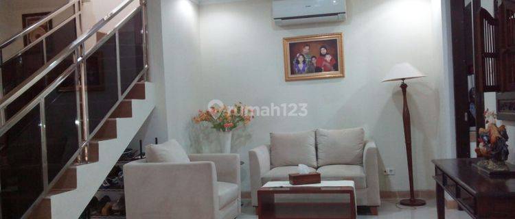 Dijual cepat, rumah bagus 2 lantai di bintaro, full furnished 1