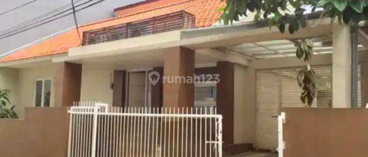 Disewakan Rumah Cantik 2 Lantai di Tebet dekat ke Pancoran Kokas 1