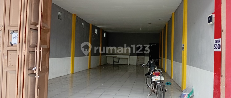Strategic Location by Main Road, Spacious Parking 1