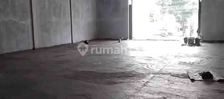 Strategic Ready-to-Use Warehouse by the Highway 1