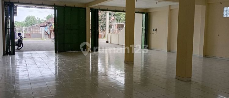 Good Building Shop House Ready to Use Spacious Parking Strategic Location by the Main Road 1