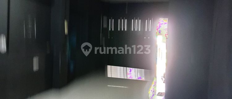 Shop House for Rent, Strategically Located by the Main Road in Berbah. 1