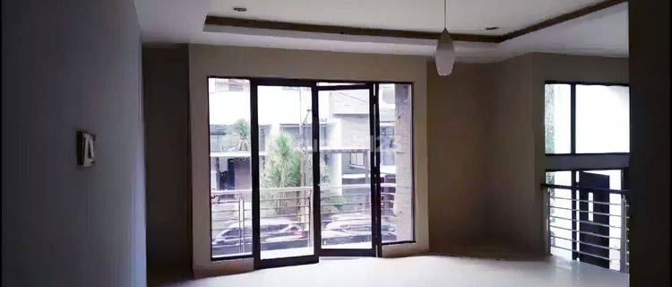 Disewakan rumah di Sudirman Town House baru renovasi 1