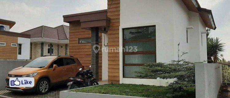 Villa Lembang di Jalan Kol Masturi, Bandung Barat SHM Dalam Cluster 1