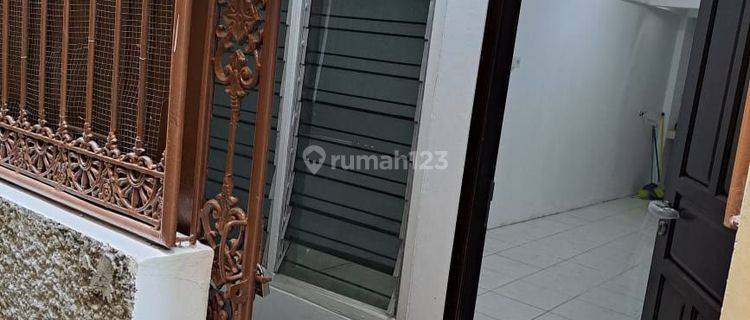 Rumah cantik mungil di sewakan di jl Labu 1