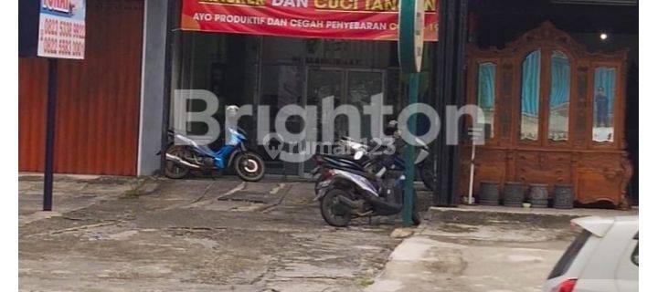 Ruko tingkat 2 ½ di pinggir jalan besar. 1