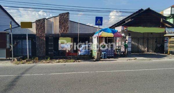 Rumah strategies dipinggir jalan besar depan sekolah negeri 1