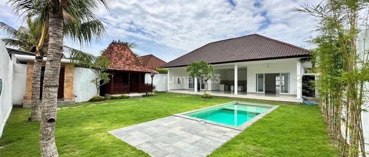 For rent 3 bedrooms pool villa With Big garden In Central seminyak 1