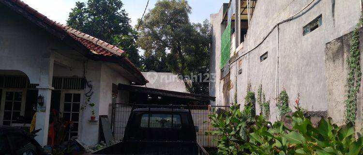 Rumah dengan tanah luas dijual di Meruya Selatan dekat gerbang tol 1