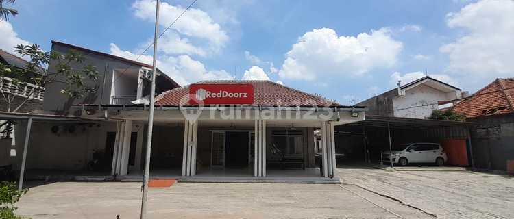 For Sale 2-Story Red Doorz Hotel House in Strategic Location, Senen, Central Jakarta 1