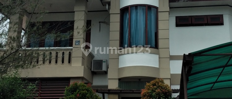 Disewakan Rumah 2 Lantai Royal Sumatera Semi Furnish 1