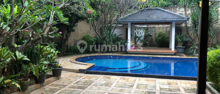 Dijual Rumah Mewah Fasilitas Villa Furnished Garasi Luas SHM 1