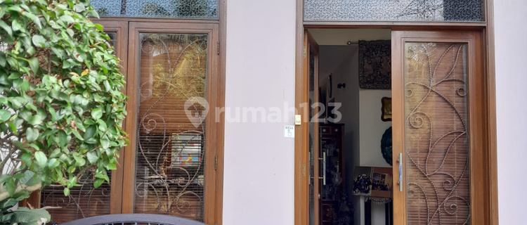 Dijual Rumah Asri 2Lt. Hook Lokasi Strategis Semi Furnished Bagus 1