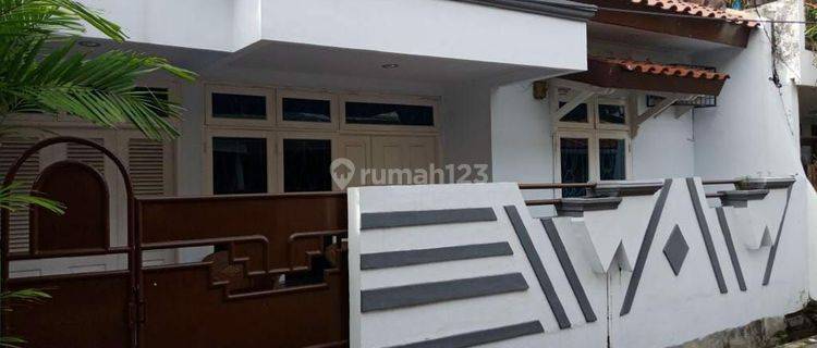 Rumah Tinggal dengan Taman Luas diDepan & belakang di Rawamangun 1