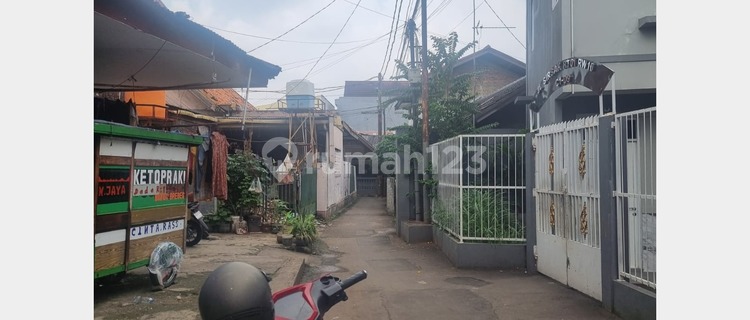 Rumah Minimalis 2 lantai di Utan Kayu gang satu motor jakarta timur 1