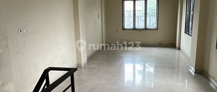 For Rent 3-Story Shop House on Jl Raya Merdeka, Tangerang City 1