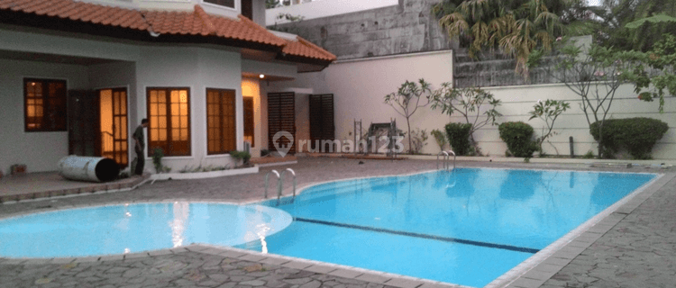 Golf View + Swimming Pool Rumah Mewah Graha Family, Surabaya 1