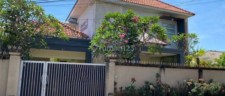 Di jual rumah cantik 2 lantai di Renon 1