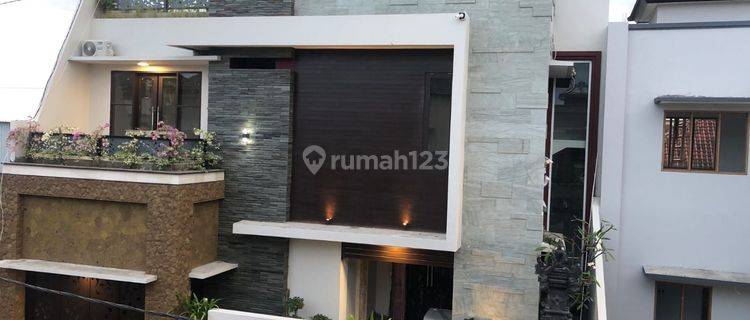 Di jual rumah cantik 3 lantai di pesanggaran denpasar 1