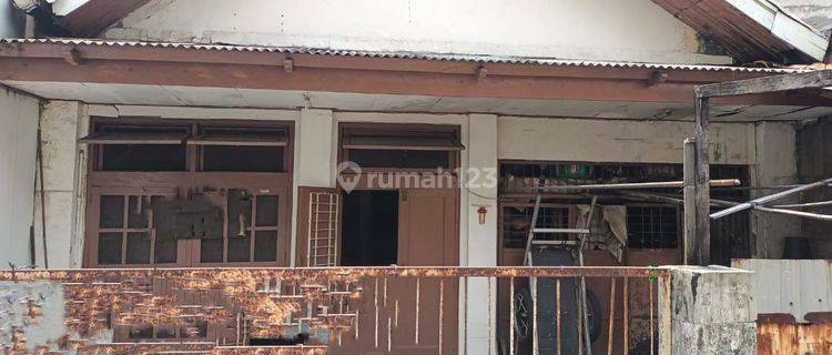 Di Jual Rumah Tua Hitung Tanah di Gajah Mada, cocok untuk Invest bangun Kos"an akses LRT 1