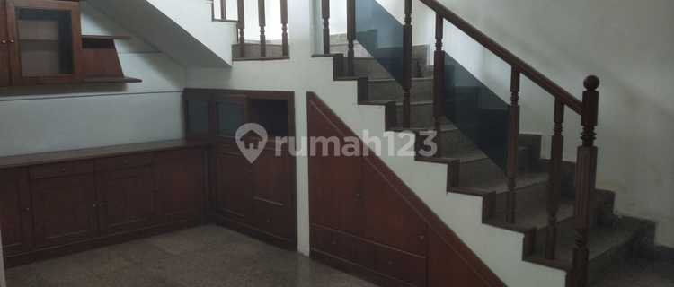 For Rent: 1.5-Story House in Menteng, 6 Bedrooms, Minimalist, Flood-Free 1