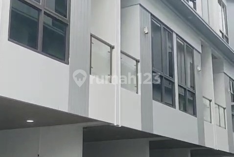 Disewakan Rumah Gress 3 Lantai dan Strategis di Rawasari 1