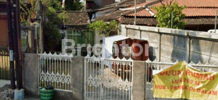 RUMAH PINGGIR JALAN BESAR DI DAERAH BELAKANG KERATON MANGKUNEGARAN SOLO 1