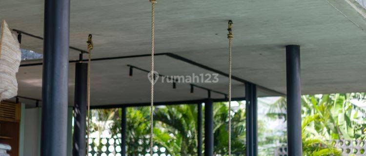  SHM - industrial 5 Bedrooms Villa With Rice Paddis View  di Canggu Bagus Furnished Rumah 1