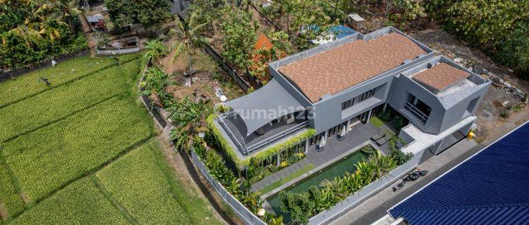 Introducing a stunning property in Munggu featuring a spacious land size 500 sqm and beautifully designed building spanning 470 sqm in auite area. 1