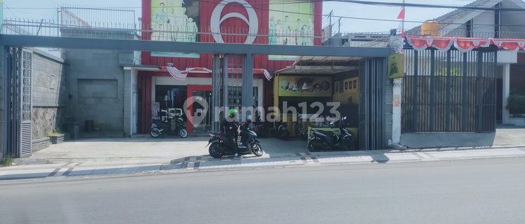Ready-to-occupy shop house in a strategic location in the center of Sukabumi city. 1